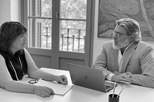 Dos profesionales especializados en reestructuración e insolvencias en un despacho